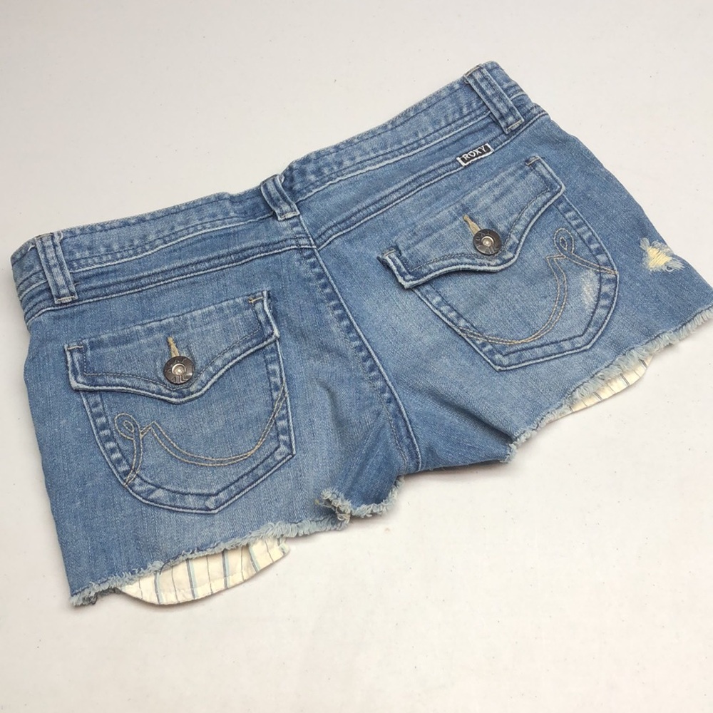 ROXY FACTORY DISTRESS JEAN SHORTS  9/30 ⭐️ - Picture 3 of 14